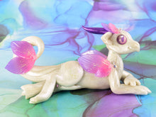 Load image into Gallery viewer, Pearly white sea dragon